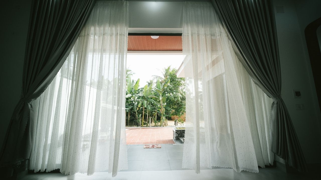 Wybór firan do salonu i sypialni - jak dopasować do potrzeb i stylu wnętrza?