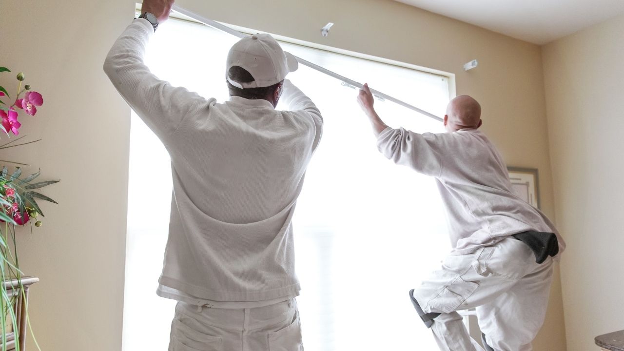 Zalety korzystania z usług profesjonalnego montażu karniszy