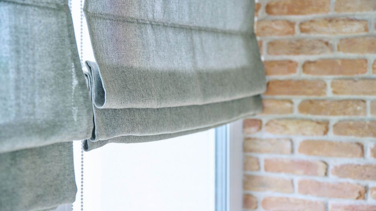 Rolety rzymskie – elegancki wybór do salonu. Jak dopasować styl i mechanizm?