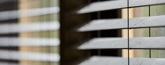 Żaluzje drewniane czy metalowe – co wybrać do nowoczesnego wnętrza?