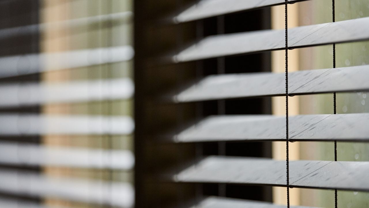 Żaluzje drewniane czy metalowe – co wybrać do nowoczesnego wnętrza?