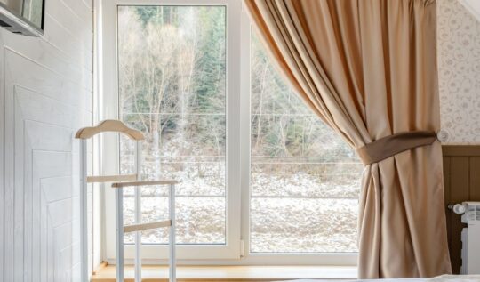 Zasłony zaciemniające czy lekkie woale – co wybrać do sypialni?
