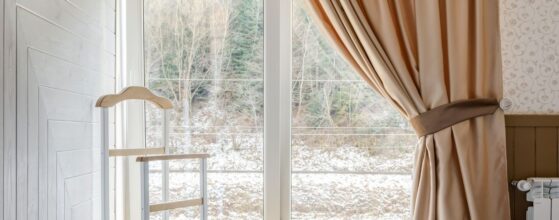 Zasłony zaciemniające czy lekkie woale – co wybrać do sypialni?