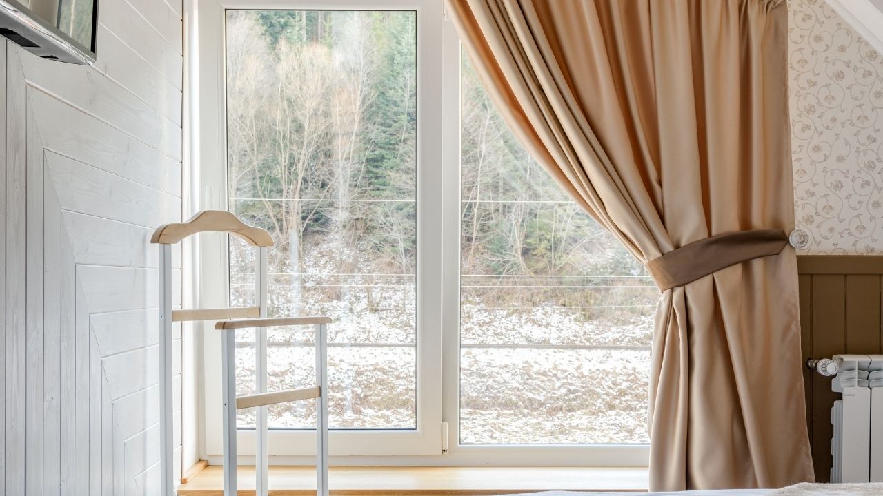 Zasłony zaciemniające czy lekkie woale – co wybrać do sypialni?