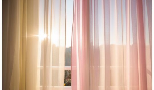Dlaczego warto posłuchać projektanta – jak dobór firan i zasłon wpływa na odbiór wnętrza