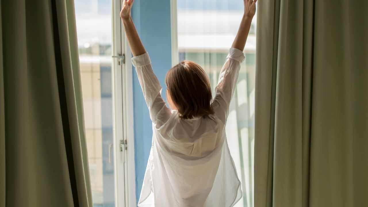 Zasłony: jakie materiały sprawdzą się w salonie, sypialni i pokojach dzieci?