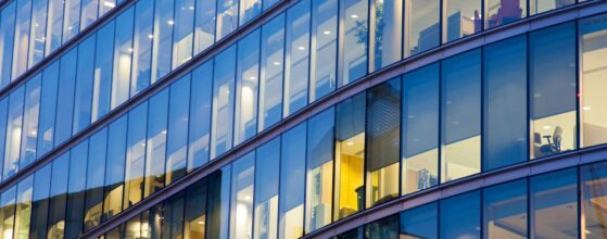 Dekoracje okienne w przestrzeniach publicznych i firmowych – specyfika i wymagania