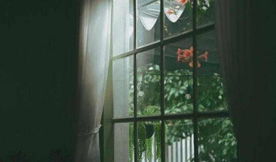 Jak dbać o firany i zasłony – pranie, konserwacja, przedłużenie żywotności